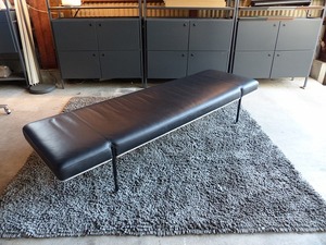 e interiors（エ インテリアズ）TWIG Sofa Bench　田渕智也デザイン　39万　レザー/ブラック 革/アルミ　ソファベンチ｜a