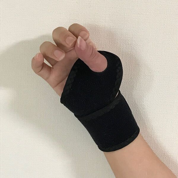 手首サポーター リストバンド 腱鞘炎 親指 腕 プロテクター 黒1個