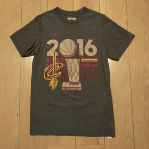 USA古着卸 Sサイズ adidas THE GO TO TEE アディダス NBA CHAMPIONS 2016 クリーブランド キャバリアーズ ロゴ プリント Tシャツ