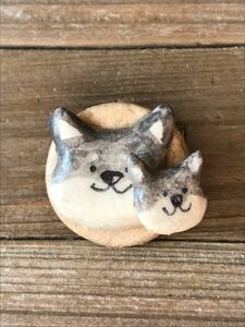 【ハンドメイド　ブローチ】犬の親子ブローチ