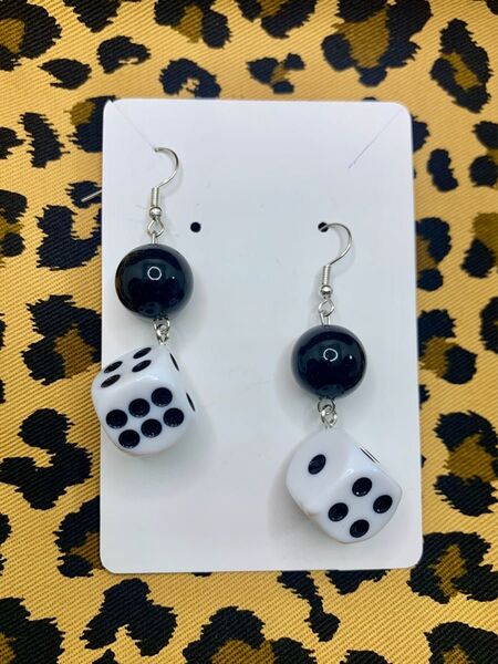サイコロピアス(黒×白)