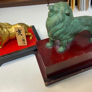 真鍮金の猪と青銅ライオン　2点セット置物、縁起物　彫刻　旧家蔵出し