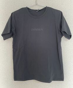 ★ダンスキン　半袖シャツ　Tシャツ　L　新品　　黒　ブラック　ロゴ　ヨガ　トレーニング　UV　吸汗速乾　ジム