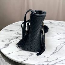 ショルダーバッグ ハンドバッグ 編み込み イントレチャート フリンジチャーム Hand Bag Leather ブラック 黒 デザイン良ダークシルバー本革_画像3