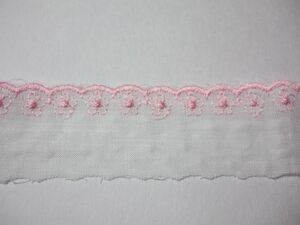 ◆２０度目　綿ローンの縁レース　白　ピンクの縁飾り　９.１メートル
