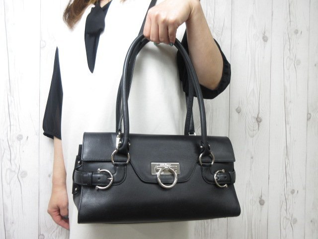 在庫あり新品 《極美品》Ferragamo (フェラガモ )レザー ショルダーバッグ オフィシャル サイト:10868円 ブランド:サルヴァトーレフェラガモ ショルダーバッグ 《極美品》Ferragamo (フェラガモ)レザー ハンドバッグ ブラック 黒