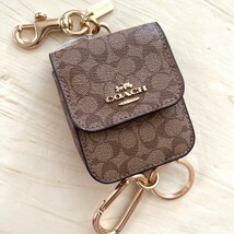 コーチ キーホルダー COACH 小物入れ コインケース バッグ チャーム ポーチ シグネチャー ブラウン 男女兼用　新品 ブランド エアポッズ_画像1