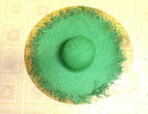 帽体　帽子材料　ラフィア　つば先ほどき（ふさふさ）若草　インテリアに！　サイズＭ　つばは10ｃｍ以上　売れなければ来年まで出品中止