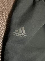 美品adidas黒、ロゴ黒、後ろポケットファスナー、ストレッチハーフパンツ　サイズO_画像4