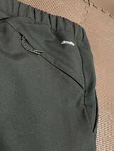 美品adidas黒、ロゴ黒、後ろポケットファスナー、ストレッチハーフパンツ　サイズO_画像5