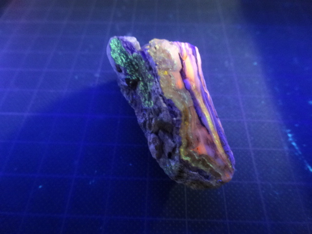 天然石 蛍光オパール 北海道 大雪オパール 然別オパール 国産鉱石 標本
