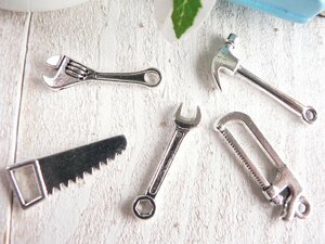 チャーム　工具　（#2762) 　5個　ツール　のこぎり　レンチ 　手芸　パーツ　ハンドメイド　材料