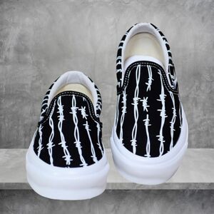 【新品 送料込み】オシャレな VANS バンズ スリッポン 有事鉄線 22cm 