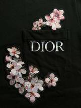 【極美品】DIOR ディオール×空山基【933J611A0554】ロゴポケットプリント 桜ワッペン刺繍 Tシャツ サイズ：XS ブラック_画像2