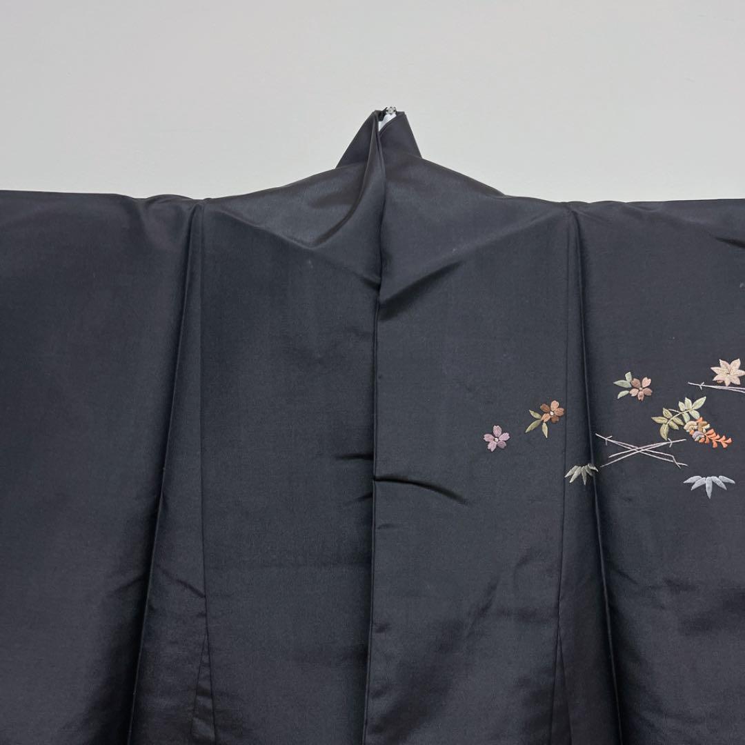 大島紬 訪問着 刺繍 スワトウ刺繍 黒地 着物 斜め縞 【tmg23011309