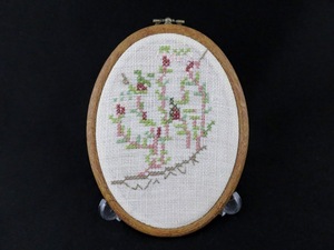  Northern Europe Sweden hand made Cross stitch embroidery . round shape wood grain amount entering 