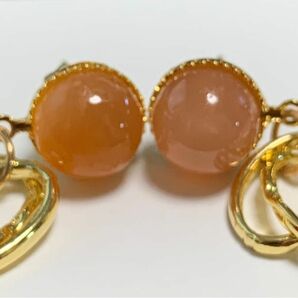 宝石質オレンジムーンストーンと楕円チャームピアス　　ハンドメイド