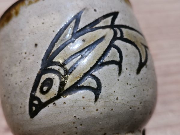 陵】t78ha142r 金城次郎魚紋湯呑楊枝入・食器・ 検索) 在銘在印琉球