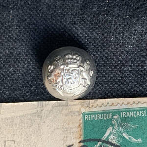 フランス パリ 1920-50s φ15mm ホワイト メタル ボタン 紋章 ブローチ ピンズ 布 生地 刺繍 裁縫 古着 フレンチ 美術 アンティーク