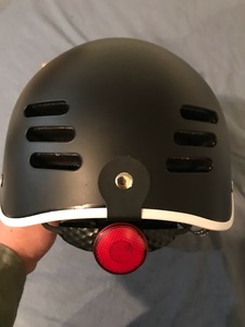 大人用自転車ヘルメット（CPSC安全規格CE安全規格）後部LEDライト付き