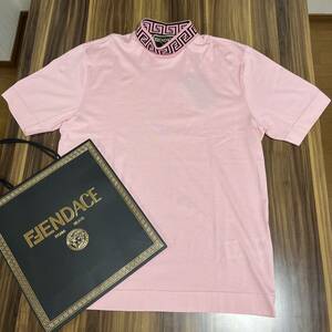 [ new goods ]FENDACE fender che neck Logo T-shirt FENDI Versace popular pink M size collaboration item domestic complete sale 