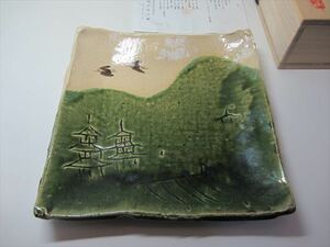 瀧口喜平爾 (たきぐち きへいじ)　織部　四方皿　織部の名手の大らかなあじわい深い皿　大きさのあるとても高価みごとな作品　