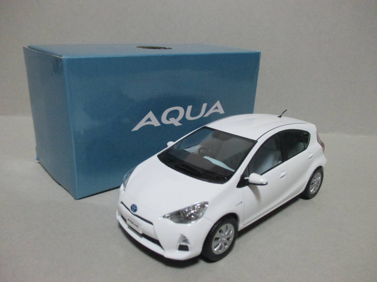 トヨタ アクア AQUA 前期 非売品 LED ミニカー キーホルダー スーパー