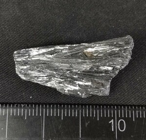 輝安鉱 ( stibnite スティブナイト antimonite アンチモナイト ）① 産地 中国 湖南省