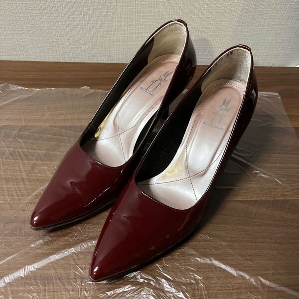 うさぎや ヒールパンプス エナメル ワインカラー 23cm ピンヒール