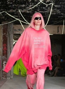 【SALE】VETEMENTS 2023SS グラデーション CREW WASHED PINK ランウエイモデル XSサイズ ￥158,400 UE63CN160P