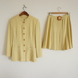 #anc ヴァレンティノ VALENTINO スカートスーツ 40 黄色 ノーカラー レディース [823598]
