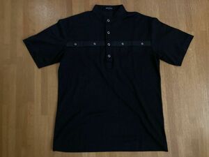 KOSUGI スナップボタンとハトメリングの黒の半袖襟シャツ メンズM