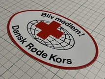 デンマーク 古いステッカー：Bilv medlem dansk Rde Kors デンマーク赤十字 ビンテージ 海外 +Je_画像2
