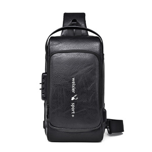 ボディーバッグ メンズ PUレザー アウトドアスポーツ 斜め掛けバッグ カジュアル アウトドア　USBポート 通勤 鞄 黒