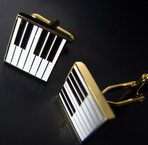 送料安同梱Ok[ピアノ カフス]カフスボタン楽器オーケストラ音楽キーボード アコーディオン金色ホワイト黒ゴールド鍵盤楽器アコーディオン白