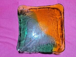 ＵＳＥＤ ガラス製 角皿 サイズ縦約２３ｃｍ　横約２３ｃｍ オレンジ/グリーン系