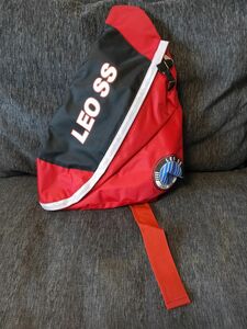 スイミングスクールバッグ　プールバッグ　斜めがけバッグ　ショルダーバック　スポーツバッグ　 バックパック　ボディバッグ　赤　黒