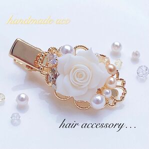 103.薔薇　ホワイト　スワロフスキー　ハンドメイドヘアクリップ　シルバー　アクセサリー