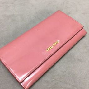 美品 レア♪ ◆ miumiu ◆ ミュウミュウ ◆ 本革 レザー素材 ・ 2つ折り 長財布 ◆ ストロベリーピンク系 ◆ 送料無料！！