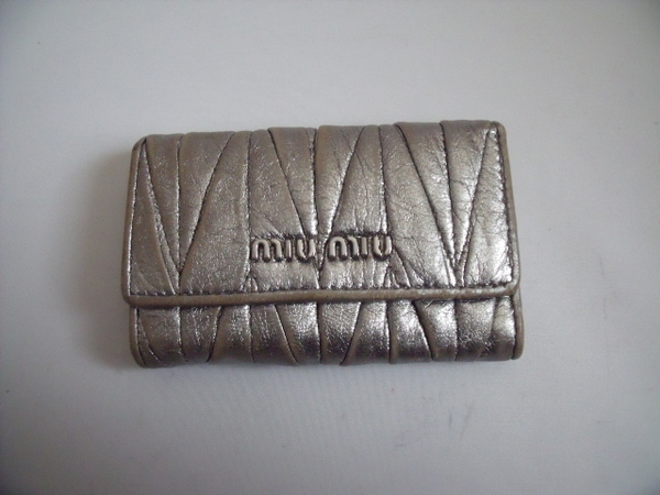 $ 希少カラー! $ ■ ミュウミュウ ■ miumiu ■ マテラッセ ・ 6連 キーケース ■ メタリックシルバー系 × シルバー金具 ■ 送料無料!