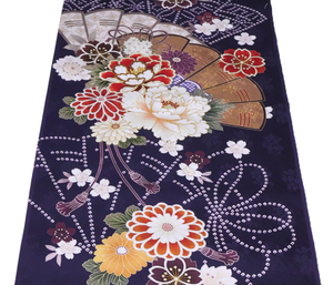 1148番 新品 正絹 振袖用サンプル地端切れ 長さ約118センチ 紗綾形に花の地模様入り 濃紺の地色に檜扇と牡丹と菊や桜の花模様
