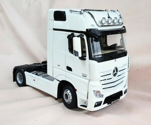 MZG 製 1/18 Mercedes-benz Actros tractor