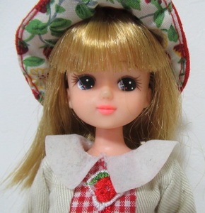 タカラ製　リカちゃん人形　ワンピース　イチゴ+帽子