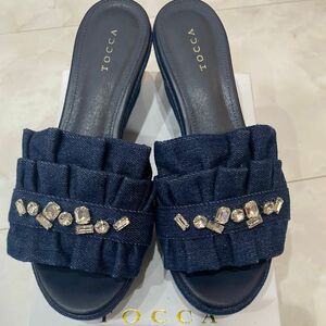 トッカ　FRILLED WEDGE SANDAL サンダル　デニムブルー ミュール ウェッジソール ビジュー