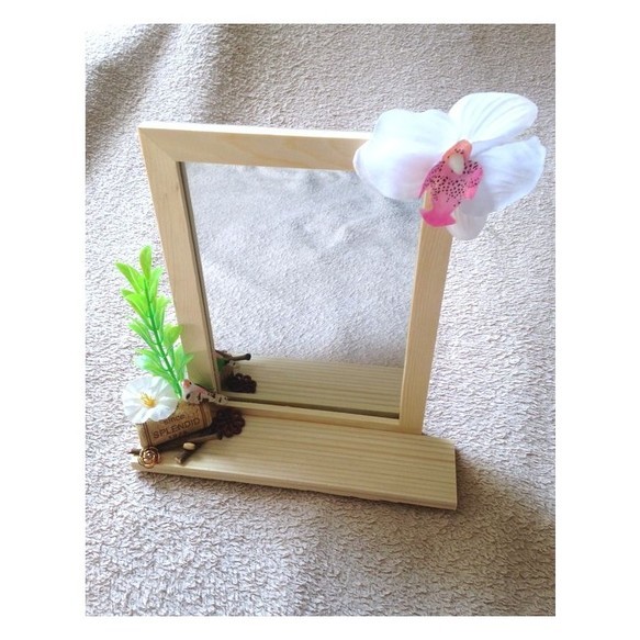 Handmade ◆ Comes with a small storage space♪ Flowers and little birds ◆ Natural wood mirror♪, mirror, Stand-up type, Compact