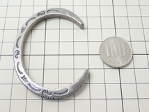 K934　ヴィンテージ シルバー バングル　STERLING　AK　彫金　15cm　アクセサリー　Silver Bangle_画像9