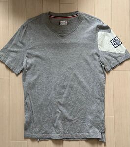 モンクレール 左腕ワッペンTシャツ グレー　MONCLER 半袖