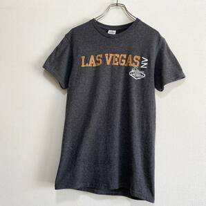 アメリカ古着　ラスベガス　ロゴプリント　半袖　Tシャツ　チャコールグレー　Sサイズ　ヴィンテージ　【J979】