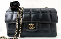 CHANEL(シャネル) カメリア チョコバー ショルダーバッグ マトラッセ ブラック レザー_画像1