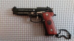 精巧1/3スケール　ミニチュアガン　BERETTA92F ウッドグリップ刻印